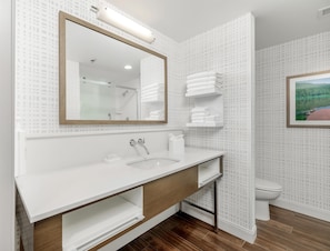 Chambre, 1 trÚs grand lit, réfrigérateur et four à micro-ondes | Salle de bain | Articles de toilette (gratuits), séchoir à cheveux, serviettes fournies