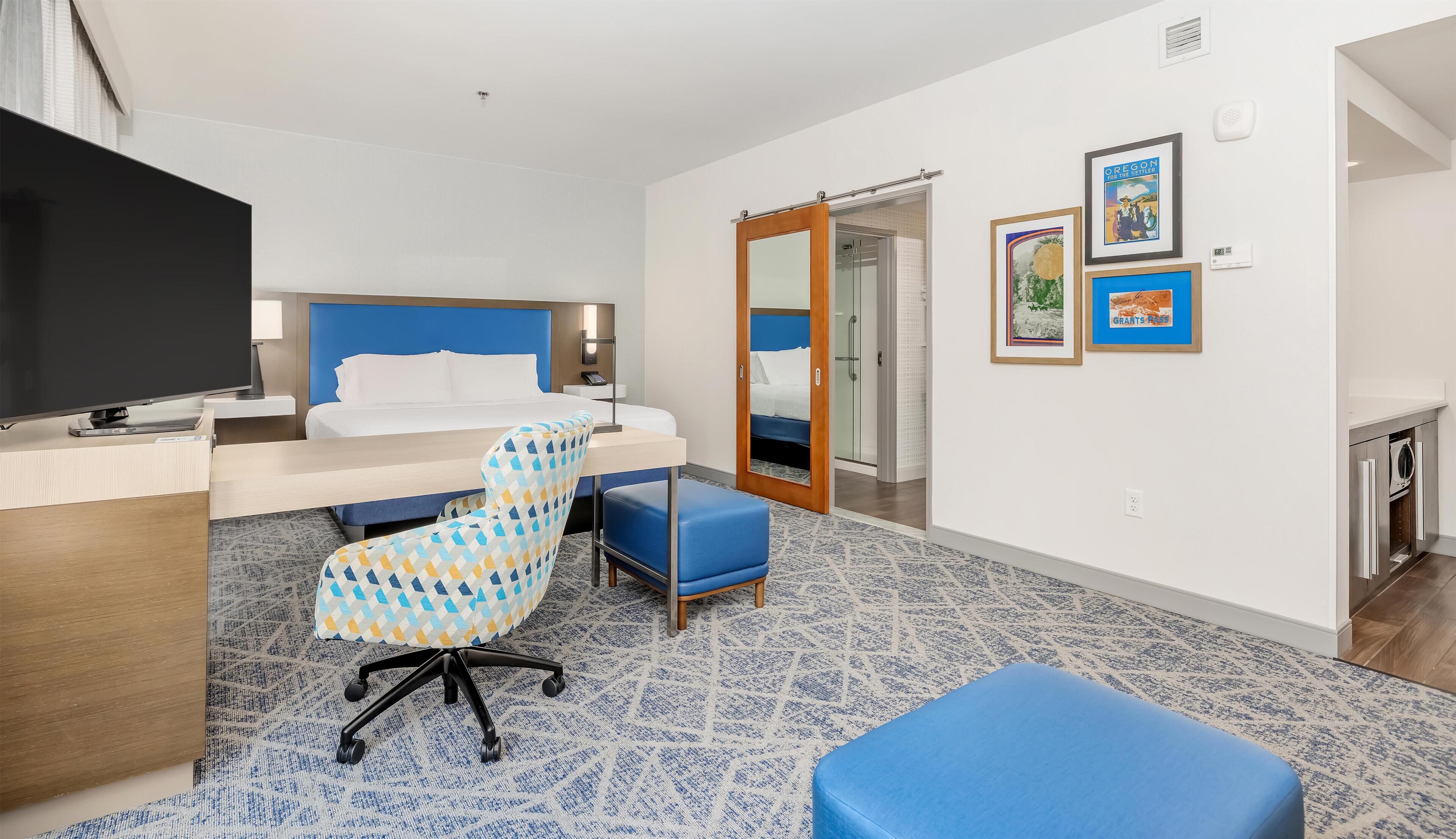 Studio, 1 King Bed with Sofa bed, Refrigerator & Microwave | Premium bedding, in-room safe, desk, laptop workspace