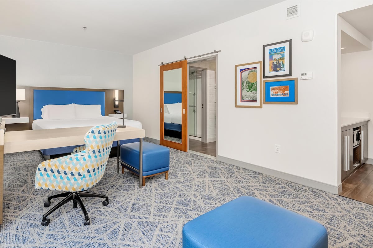 Studio, 1 King Bed with Sofa bed, Refrigerator & Microwave | Premium bedding, in-room safe, desk, laptop workspace