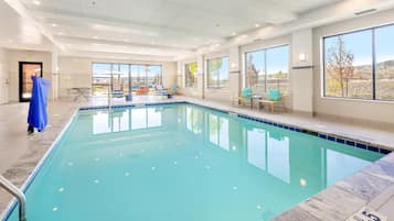 Kolam renang tertutup, payung kolam, kerusi lepak pantai