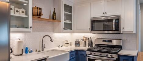 Microwave, stovetop, dishwasher, coffee/tea maker
