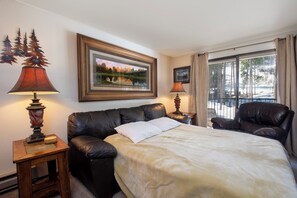 2 bedrooms, travel crib, internet, bed sheets