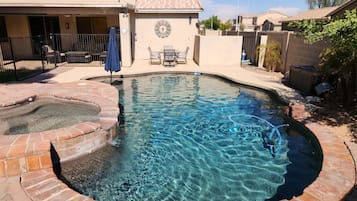 Una piscina al aire libre, una piscina climatizada