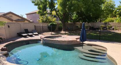 6BR / 4BA, vuodepaikkoja 18, Luxury Pecos Vistas -koti, lämmitetty uima-allas / kylpytynnyri.