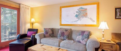 Een televisie en een open haard