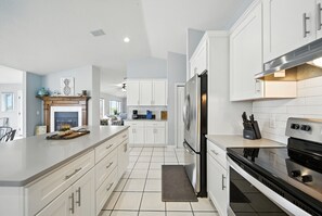 Fridge, microwave, oven, stovetop - Million dollar house on main river w/ million dollar view! Pool, Dock, Kayaks. (Crystal River)