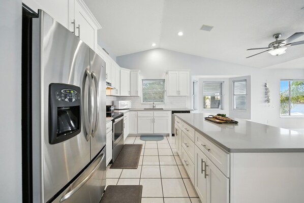 Fridge, microwave, oven, stovetop - Million dollar house on main river w/ million dollar view! Pool, Dock, Kayaks. (Crystal River)