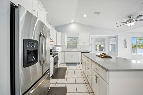 Millionen-Dollar-Haus und Blick auf den Main. Hält 15. Pool, Dock, Kajaks.