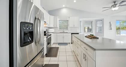 Millionen-Dollar-Haus und Blick auf den Main. Hält 15. Pool, Dock, Kajaks.