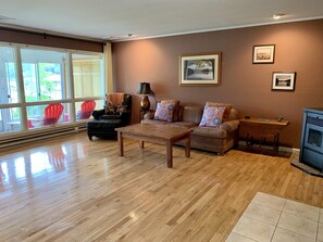 Smart TV, DVD player - Dunham's Bay Lakeside Apartment (Sleeps 6) (Lake George)