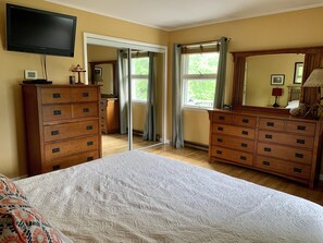 2 bedrooms, iron/ironing board, WiFi, bed sheets - Dunham's Bay Lakeside Apartment (Sleeps 6) (Lake George)