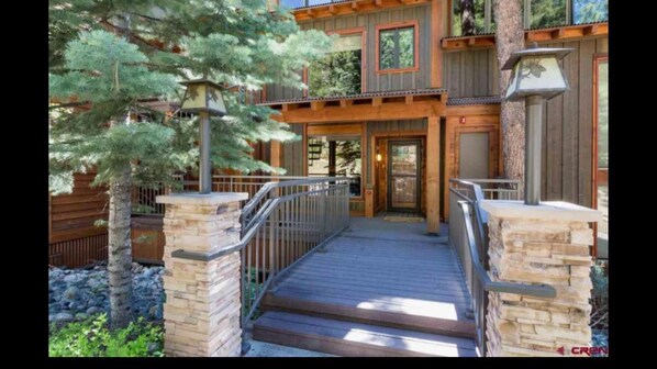 تفاصيل الفندق من الخارج