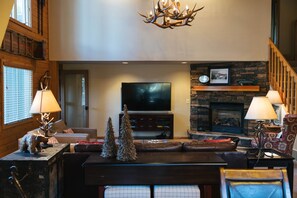 Smart TV, caminetto, libri