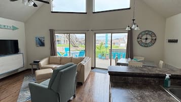 Een smart-tv en boeken