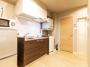 Habitación doble estándar | Cocina privada | Refrigerador, microondas, parrilla de estufa y tetera eléctrica