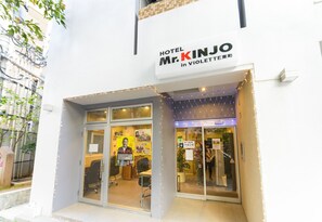 Vista frontal de la propiedad