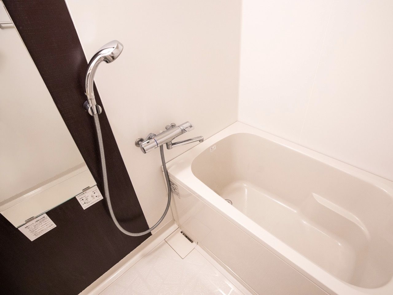 standard twin room | bathroom | separate bathtub and shower, deep-soaking bathtub, free toiletries