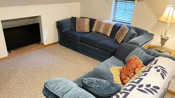 Smart TV, fireplace, DVD player, table tennis