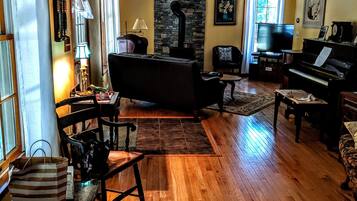 Tv, dvd-spelare, ett bordtennisbord och böcker