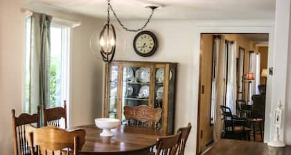 Beautiful Green Hill Beach House close to RI beaches, Watch Hill & Newport