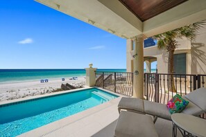 An infinity pool, a heated pool - SEA HIS LOVE: Destiny's Gulf Front Luxury Retreat: Infinity Pool, Elevator, Daily Maid Service! (Destin)