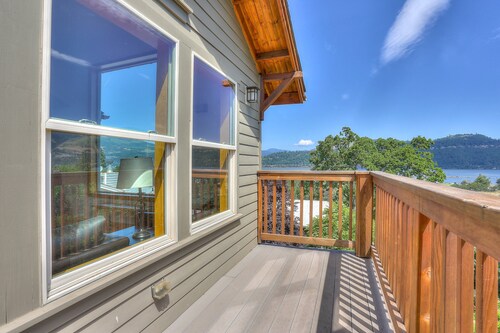 Hutson's Bridgeview - River Views, Hot Tub, DOWNTOWN!