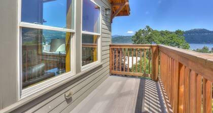 Hutson's Bridgeview - River Views, Hot Tub, DOWNTOWN!