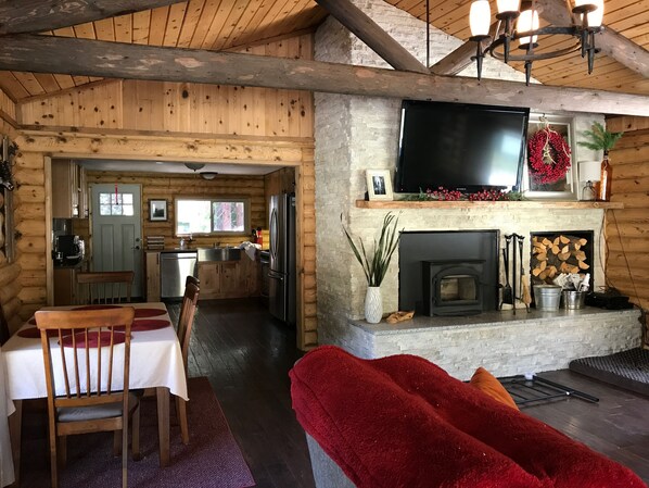 Smart TV, fireplace, DVD player, books - Remodeled log cabin on the creek! (Idaho Springs)