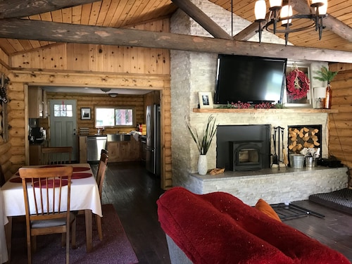 Remodeled log cabin on the creek!