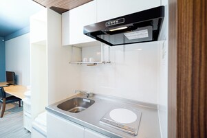 Quarto casal | Cozinha privada | Geladeira, micro-ondas, chaleira elétrica