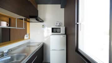 Standard Twin Room | Private kitchen | Fridge, microwave, electric kettle