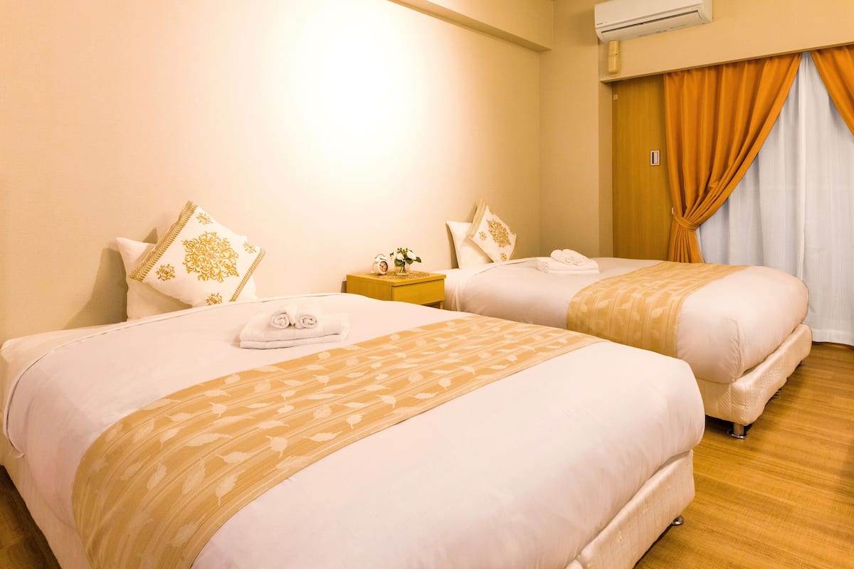Escritorio, wifi gratis, ropa de cama