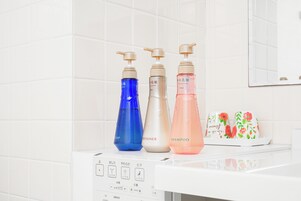 Chambre avec lits jumeaux, accessible aux personnes à mobilité réduite | Salle de bain | Baignoire et douche séparées, baignoire relaxante profonde