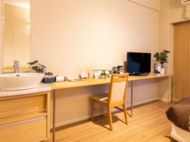 Escritorio, wifi gratis y ropa de cama 