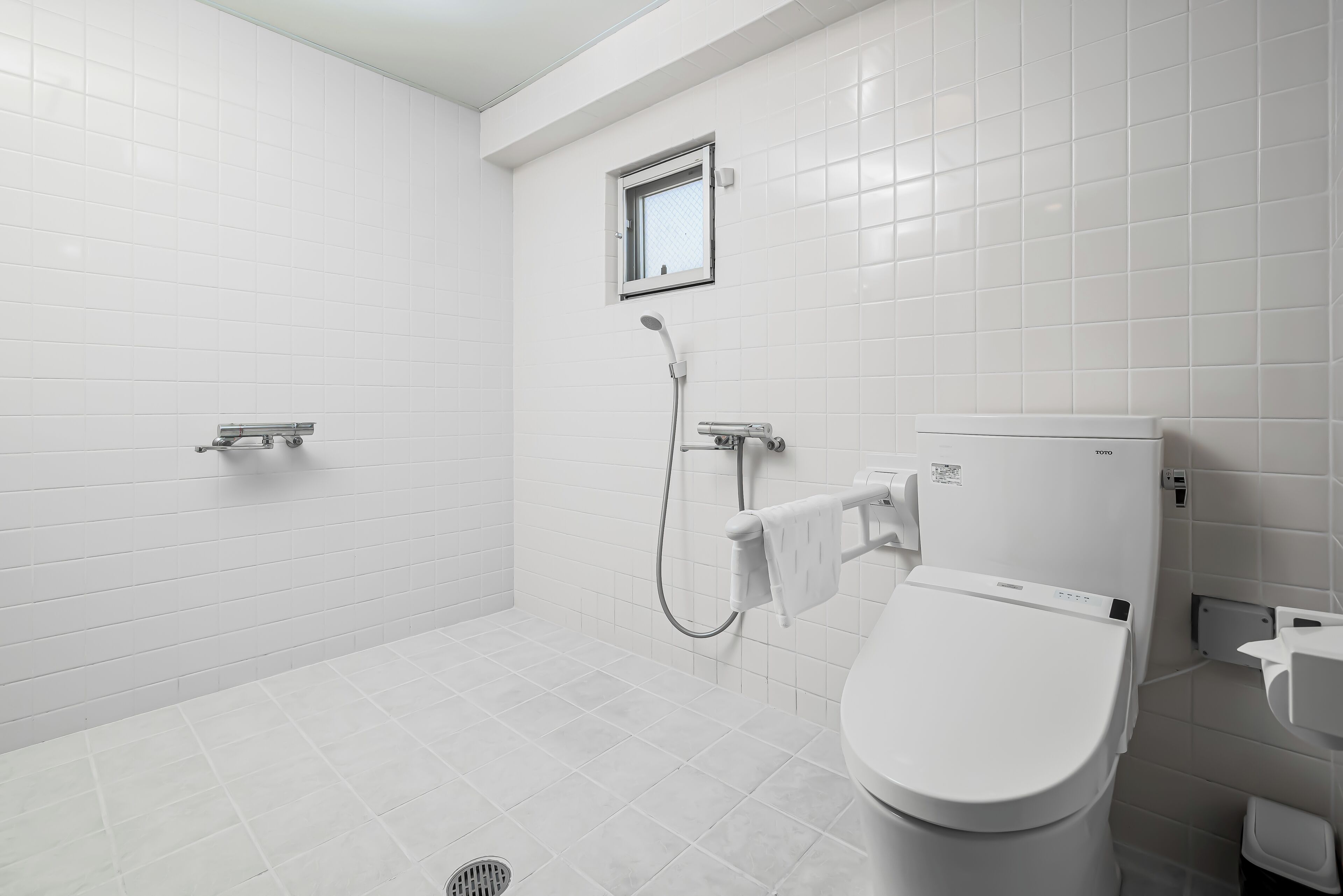 Chambre avec lits jumeaux, accessible aux personnes à mobilité réduite | Salle de bain