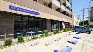 A hotel with a sign reading "Residence Hotel Naha West". - Mr. Kinjo inn D-buil (Naha)