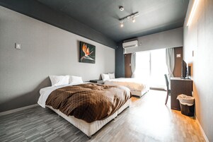 Escritorio, wifi gratis y ropa de cama 