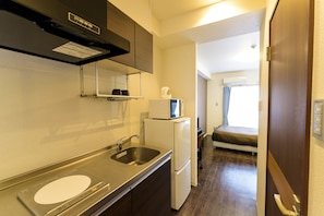Basic Double Room | Private kitchenette | Fridge, microwave, stovetop, electric kettle