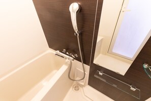 Kamar Double | Kamar mandi | Bathtub dan shower terpisah dan bathtub besar