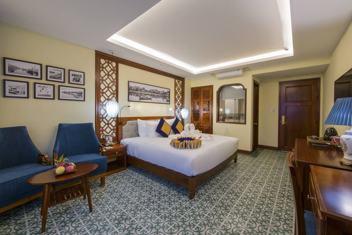 Habitación doble Deluxe, vista a la ciudad | 2 habitaciones, ropa de cama de alta calidad y minibar