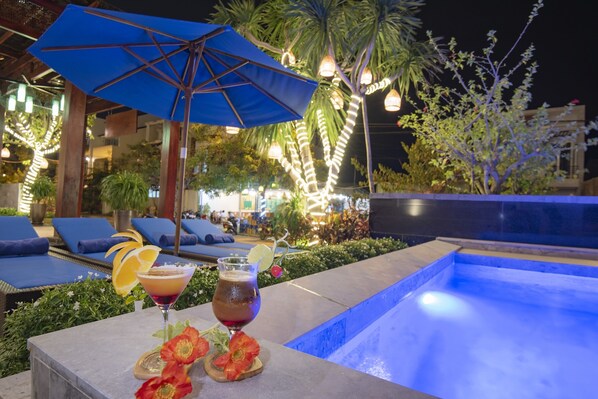 Outdoor pool, pool umbrellas, pool loungers - Le Pavillon Hoi An Boutique Hotel & Spa (Hoi An)