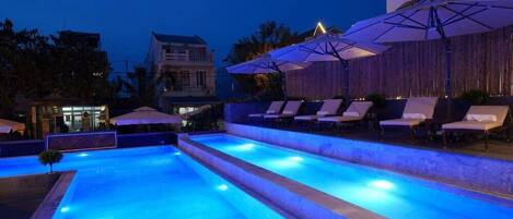 室外泳池;泳池傘、躺椅