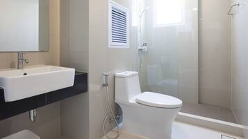 Douche, articles de toilette gratuits, sèche-cheveux