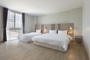 Quarto família | Escrivaninha, Wi-Fi de cortesia, roupa de cama