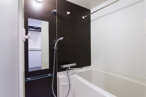 Separate bathtub and shower, deep-soaking bathtub, free toiletries - Mr.KINJO in Nica’s Makishi Station (Naha)