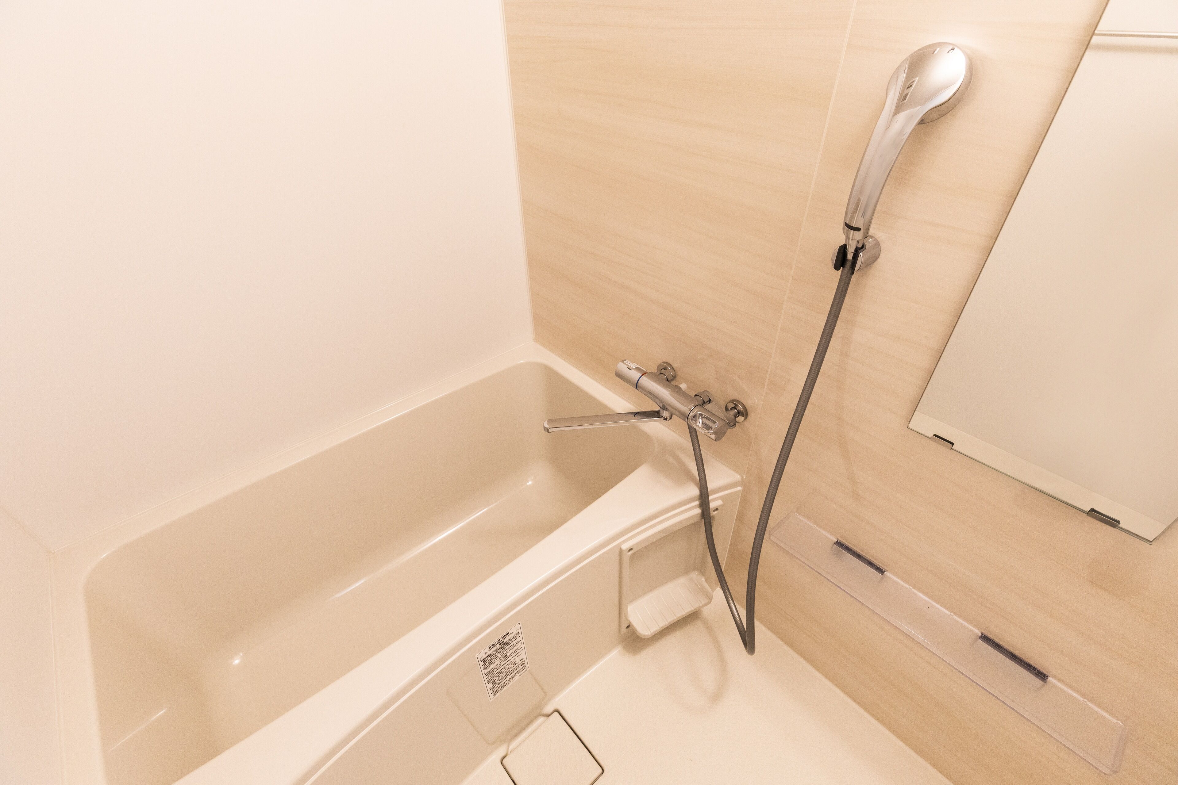 Une salle de bain moderne équipée d’une baignoire, d’une douche et de toilettes.