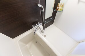 Separate bathtub and shower, deep-soaking bathtub, free toiletries - Mr.KINJO in Nica’s Makishi Station (Naha)