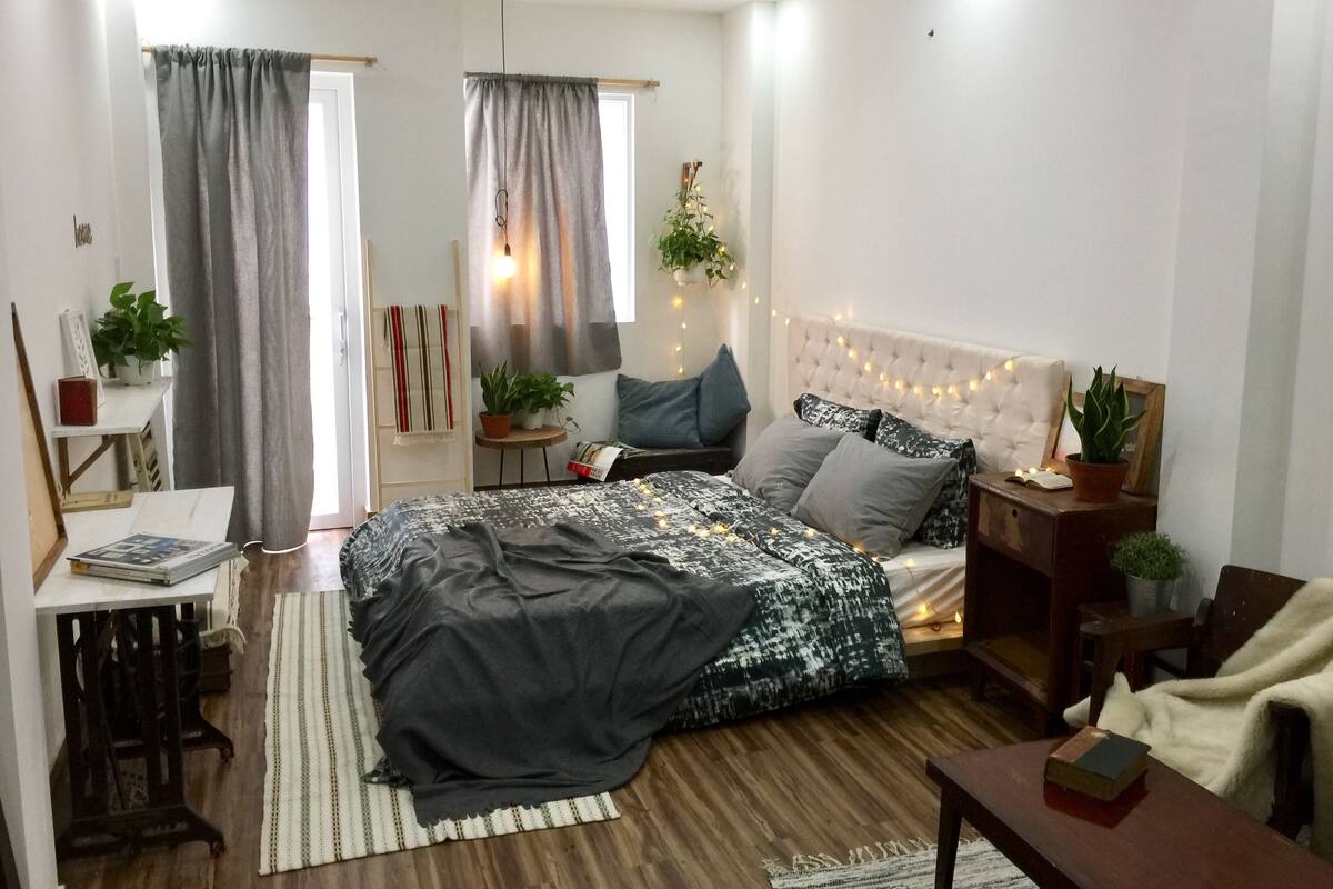 Une chambre moderne avec un grand lit, des tables de chevet, un bureau et une chaise.