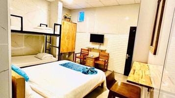 Habitación familiar (4 pax) | Minibar, caja de seguridad en la habitación y escritorio