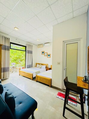 Kolmen hengen huone | Minibaari, tallelokero huoneessa, työpöytä